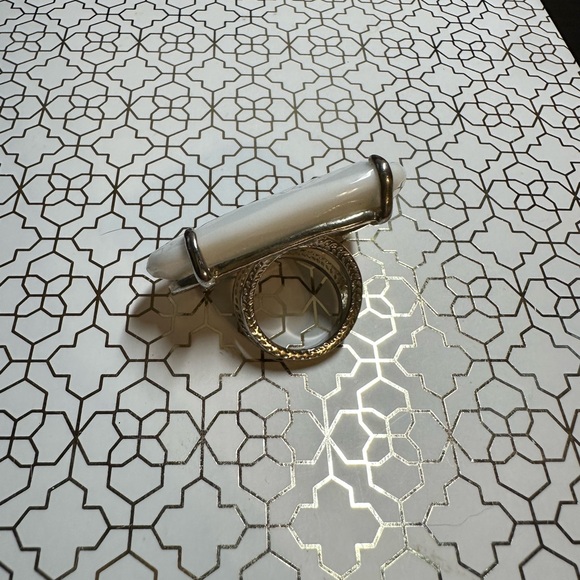 GUC Kendra Scott Vintage Tela ring in gold and white, size 7 - Picture 2 of 3